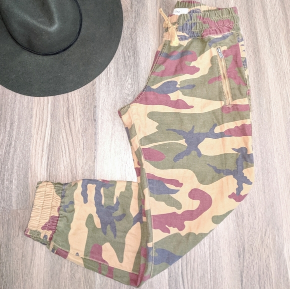 Tna Aritzia Camo Alix Joggers Size XS Like New - Picture 3 of 8